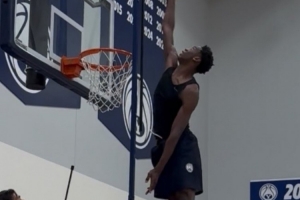 整个头几乎超筐！AJ-迪班萨训练展示超强弹跳！