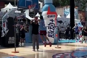 马布里看陈登星&方磊扣篮：你俩真得去NBA参加扣篮比赛 中国飞人