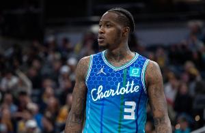 美记：罗齐尔今天戴着手铐、脚镣出庭 并身穿黄蜂队连帽衫