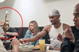 纪录片上映！保罗与SGA及家人共进晚餐 MVP奖杯放在饭桌中央