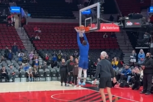 俩活儿都整点！库里赛前热身上演双手扣篮 超远三分一箭穿心