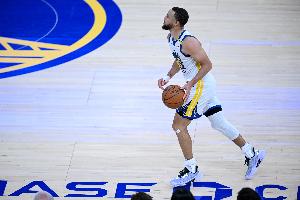 手还没有热！库里半场9中3拿到7分1板5助 三分球5投仅1中