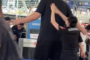 太高了！姚明机场过安检 工作人员点起脚尖伸手都够不到哈~