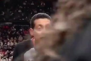 NBA裁判回看录像时竟然被路过女郎迷住了！像平时女生路过的你？