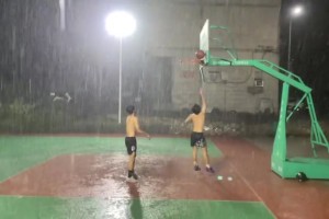 巨人！宜兴市民偶遇“篮球苏超”最高球员2米25朱传宇！