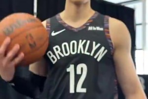 曾凡博上身篮网城市版球衣，这造型是真的帅！😎