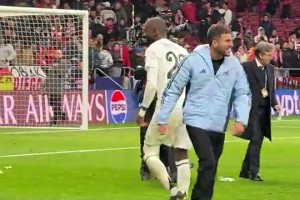 此前吕迪格向马竞球迷做斗牛士动作，马竞球迷回击矿泉水瓶🫠